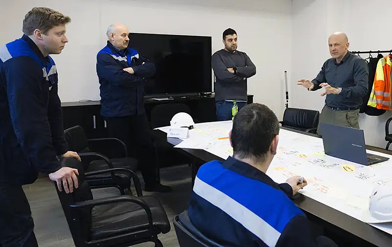 Фёдор Широков ведёт занятие с командой предприятия
